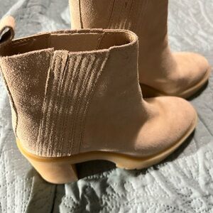 Dolce Vita Celia Boot Women's 6.5 Taupe/Beige/Tan Suede Heels Ankle Bootie